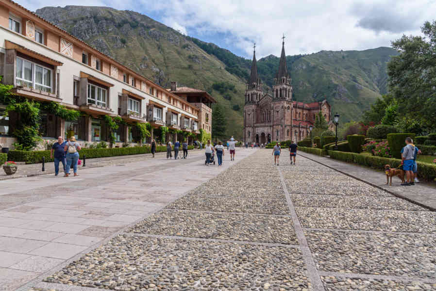 Principado de Asturias 037 - parque nacional de los Picos de Europa - santuario de Covadonga - basílica.jpg